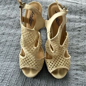 Lucky Brand Women's Cream Sandals